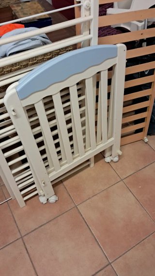 Cuna de bebé blanca con detalles azules