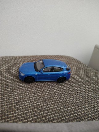Alfa Romeo Stelvio giocattolo blu