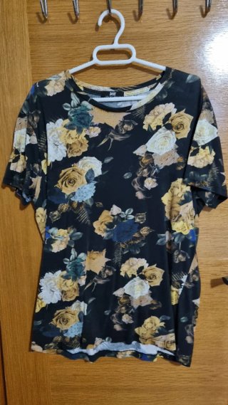 CAM 7 - Camiseta JNSO floral negra