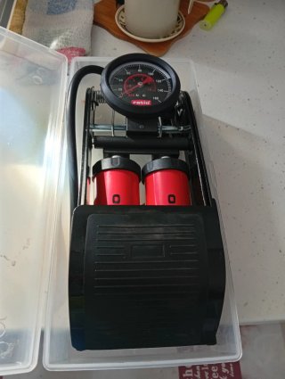 Bomba de pie para coche con manómetro