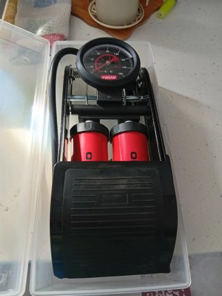 Bomba de pie para coche con manómetro