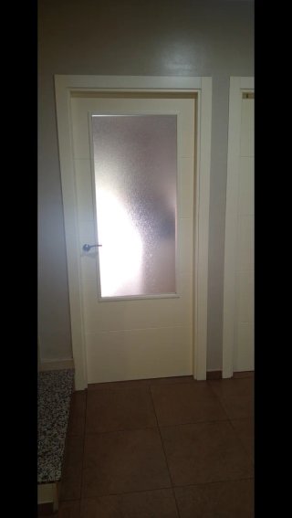 Puerta blanca interior