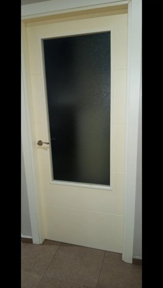 Puerta blanca interior