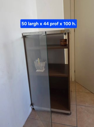 Mobiletto con anta in vetro e ripiani