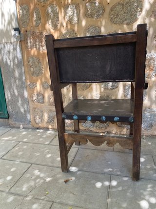 4 Silla de madera y cuero con tachuelas 20 euros