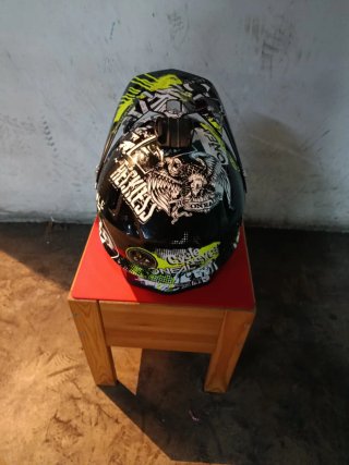 Casco BMX y guantes Fox