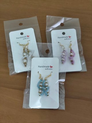 Pendientes de perlas de varios colores