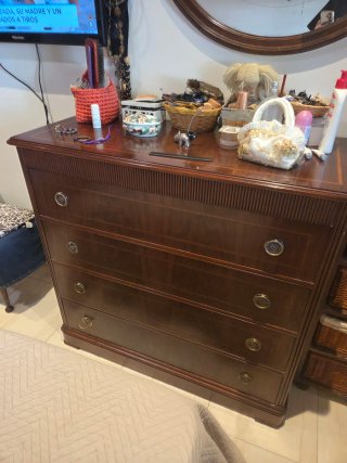 Cómoda de madera con espejo y mesillas