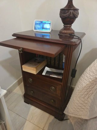 Cómoda de madera con espejo y mesillas
