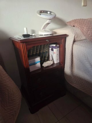 Cómoda de madera con espejo y mesillas