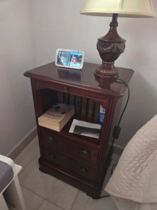 Cómoda de madera con espejo y mesillas