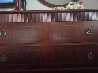 Cómoda de madera con espejo y mesillas