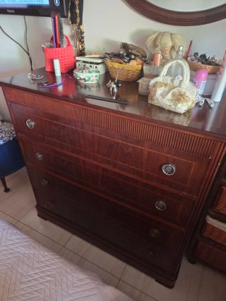 Cómoda de madera con espejo y mesillas