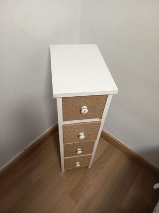 Cómoda de madera pintada y con cajones decorados