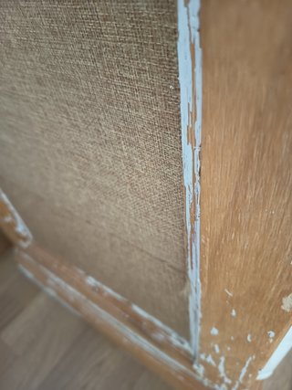 Cómoda de madera pintada y con cajones decorados