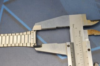 02. Correa acero inox. Armis. Plateada con detalles dorados. 18 mm. Cierre tipo pulsera.