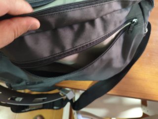 Mochila bandolera Newfeel beige y negra