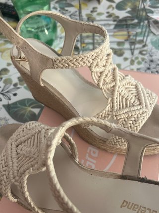 Sandalias cuña beige trenzadas