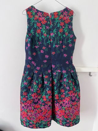 Vestidode cóctel de flores y fondo oscuro.