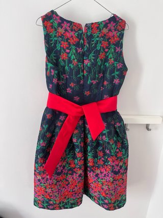 Vestidode cóctel de flores y fondo oscuro.