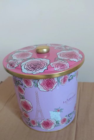 Lata bombonera decorada