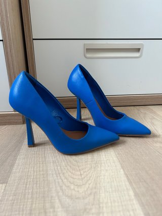 Zapatos de tacón azul eléctrico