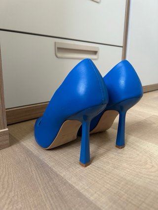 Zapatos de tacón azul eléctrico