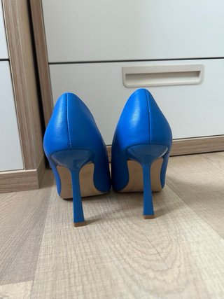 Zapatos de tacón azul eléctrico