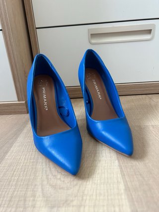 Zapatos de tacón azul eléctrico