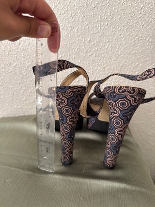 Tacones altos con estampado geométrico