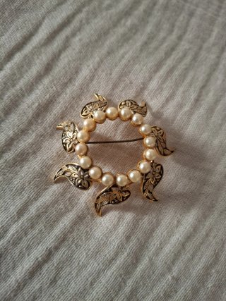 Broche dorado con perlas