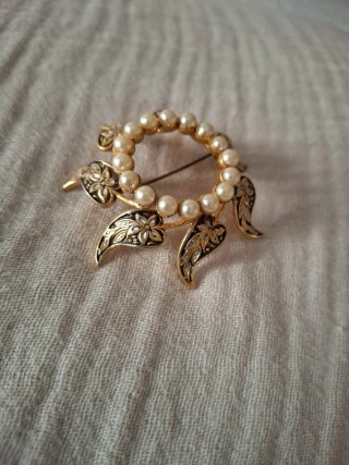 Broche dorado con perlas