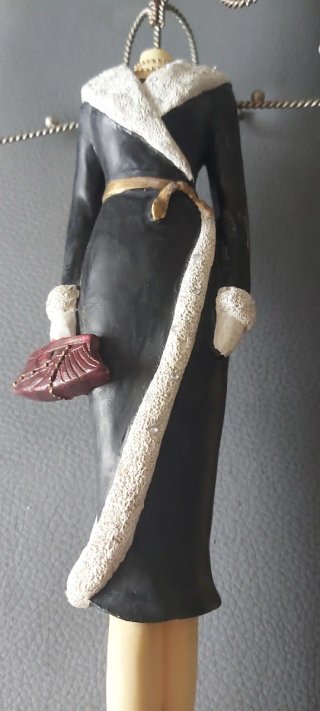 Mini maniquí joyero negro y dorado