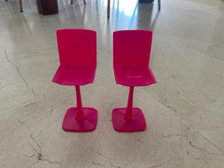 Seggiolini Barbie arancione e rosa e tavolo (5 unità)