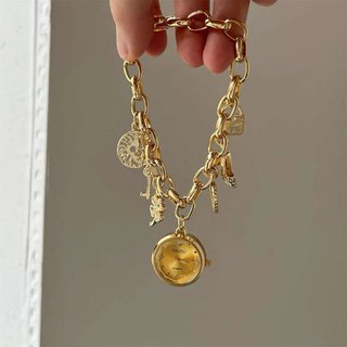 Reloj pulsera de cadena con charms