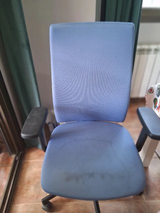 Silla de oficina ergonómica azul