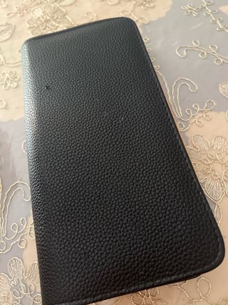 Cartera de mujer con logo dorado