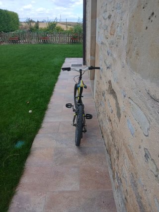 Bicicleta infantil negra y amarilla