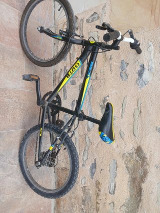 Bicicleta infantil negra y amarilla