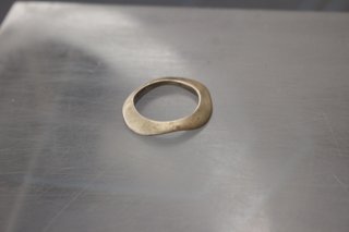 2. Anillo plateado, diseño orgánico. Sin firma ni contrastes. 18'1 mm, talla 17.