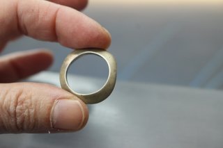 2. Anillo plateado, diseño orgánico. Sin firma ni contrastes. 18'1 mm, talla 17.