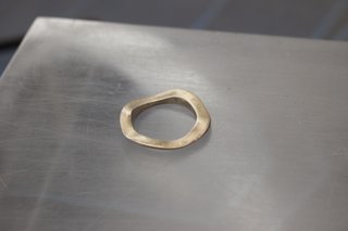 2. Anillo plateado, diseño orgánico. Sin firma ni contrastes. 18'1 mm, talla 17.