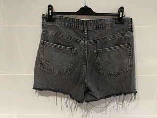 Pantalón corto vaquero H&M gris talla 40