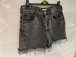 Pantalón corto vaquero H&M gris talla 40