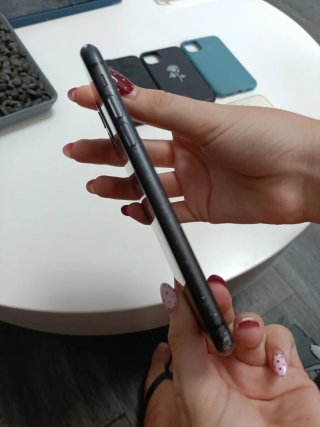iPhone 11 Negro y 5 fundas