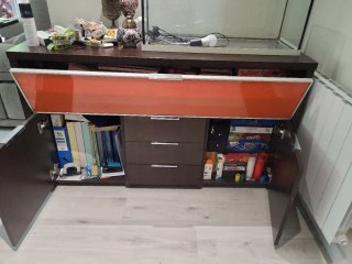 Aparador moderno in legno e vetro arancione