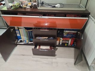 Aparador moderno in legno e vetro arancione
