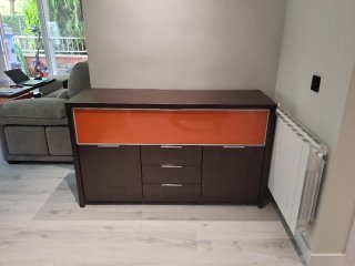 Aparador moderno in legno e vetro arancione