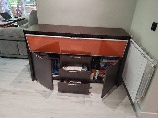 Aparador moderno in legno e vetro arancione