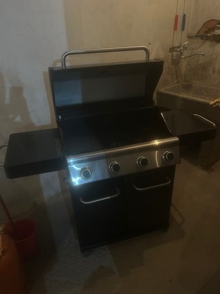 Barbacoa de gas negra y plateada